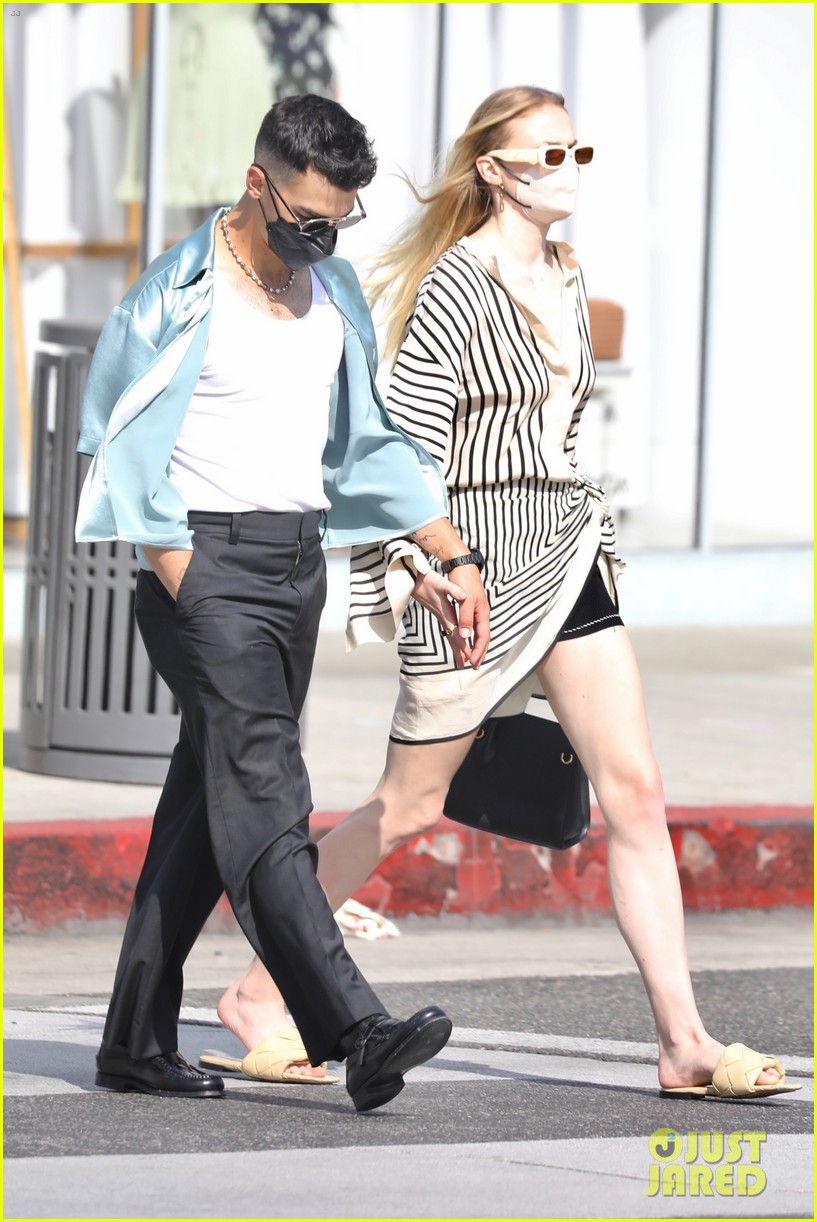 Joe Jonas & Sophie Turner's New Photos Together Are So Sweet!