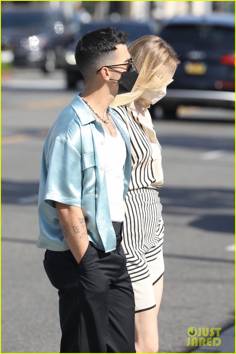 Joe Jonas & Sophie Turner's New Photos Together Are So Sweet!