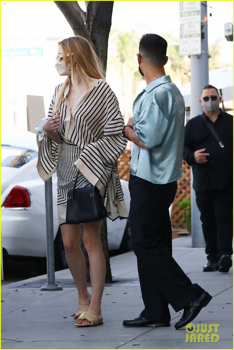 Joe Jonas & Sophie Turner's New Photos Together Are So Sweet!