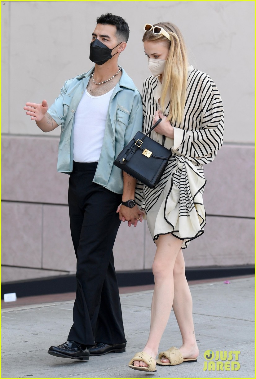 Joe Jonas & Sophie Turner's New Photos Together Are So Sweet!