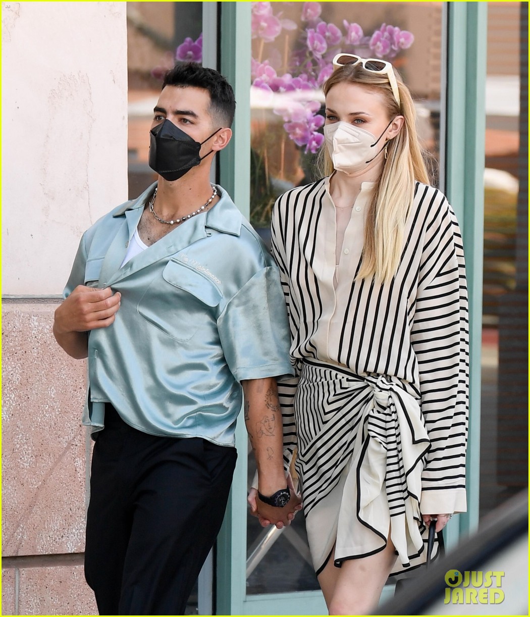 Joe Jonas & Sophie Turner's New Photos Together Are So Sweet!
