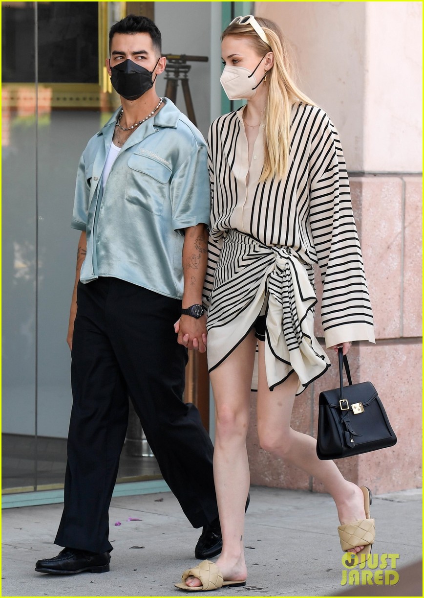 Joe Jonas & Sophie Turner's New Photos Together Are So Sweet!