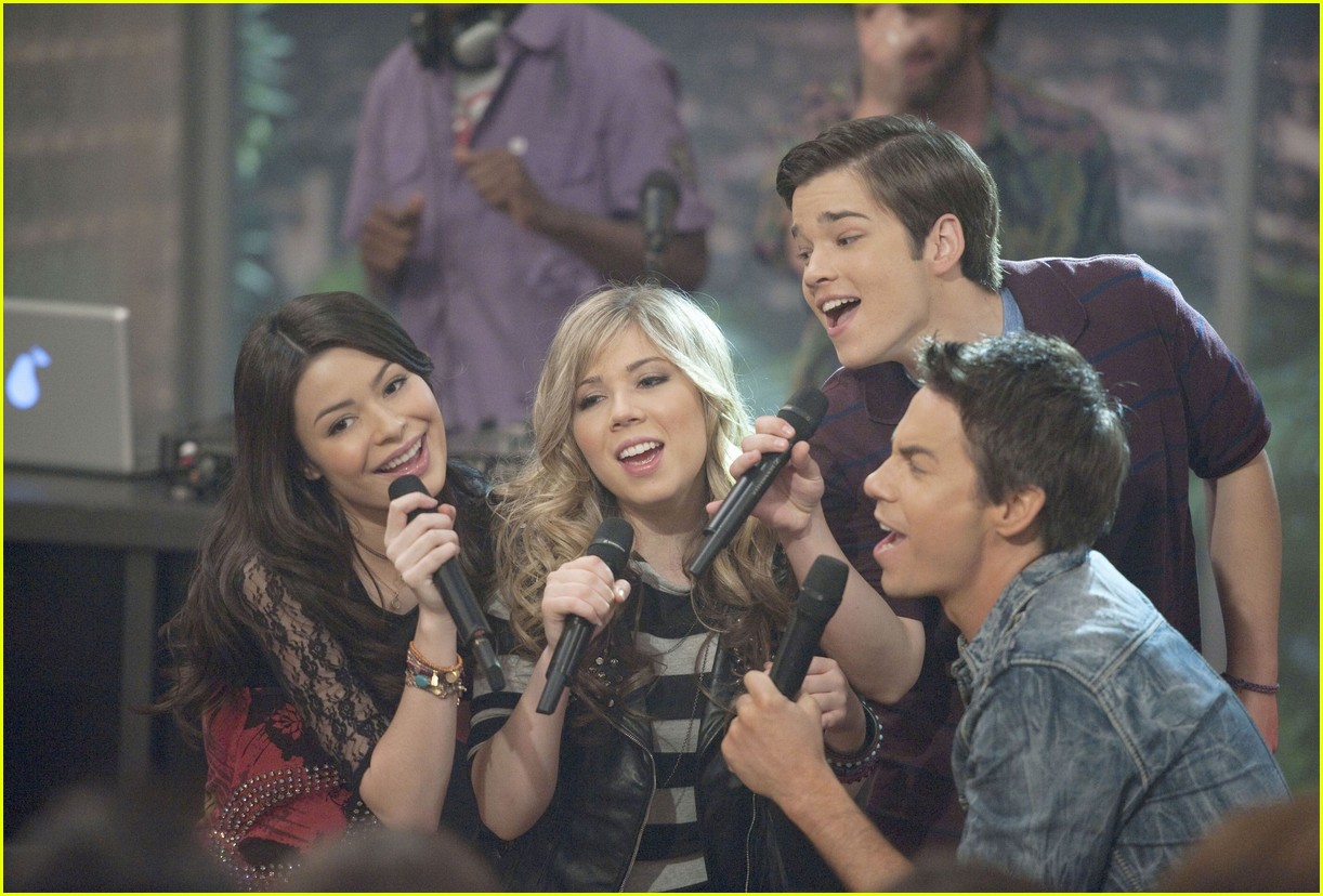 Carly & Freddie Reveal Where Sam Is In 'iCarly' Reboot