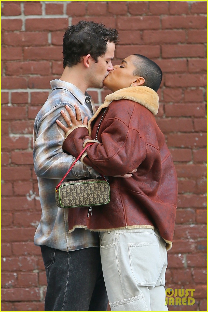Jordan Alexander & Eli Brown Kiss In New 'Gossip Girl' Set Photos!