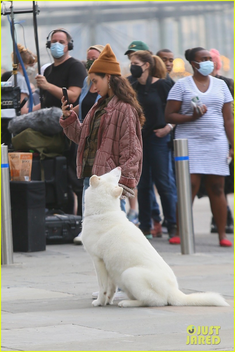 Jordan Alexander & Eli Brown Kiss In New 'Gossip Girl' Set Photos!