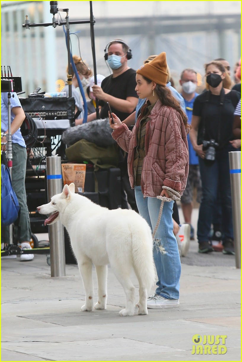 Jordan Alexander & Eli Brown Kiss In New 'Gossip Girl' Set Photos!