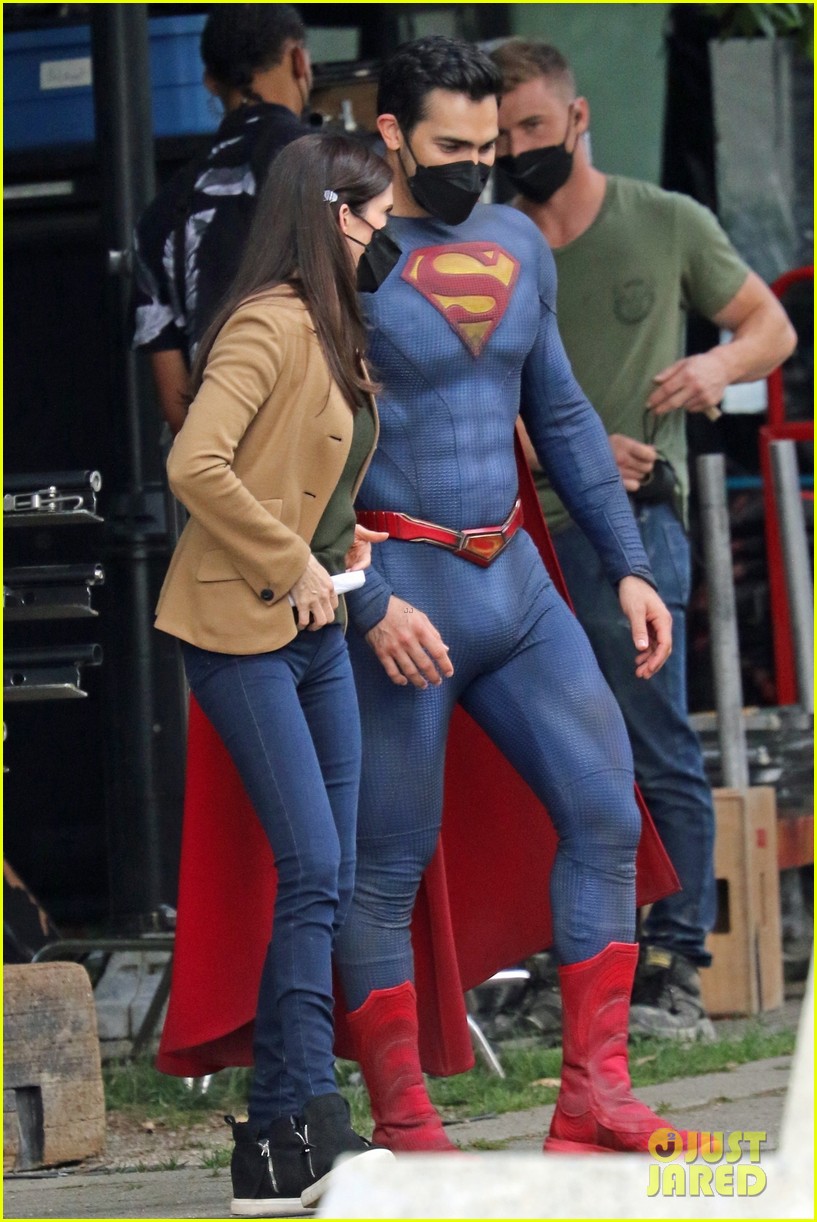 'Superman & Lois' Stars Get To Work on Season 1 Finale In New Set Photos!
