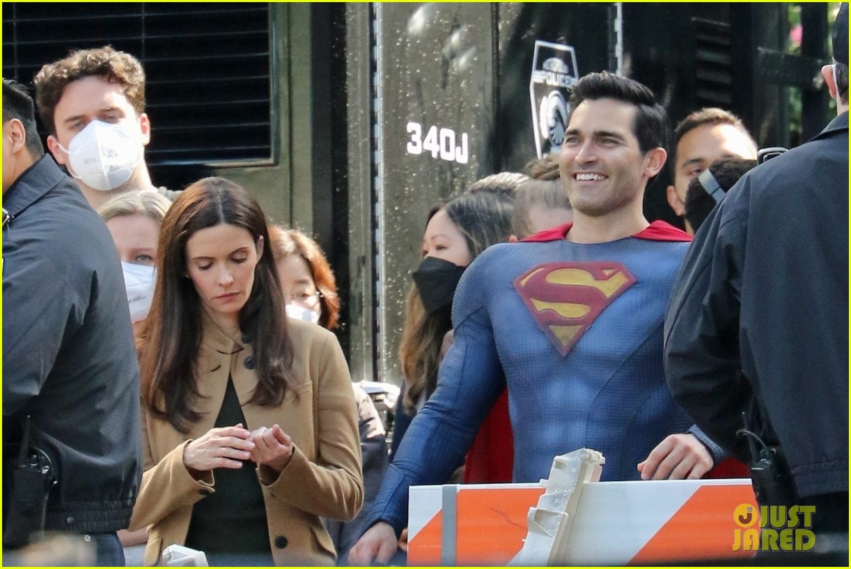 'Superman & Lois' Stars Get To Work on Season 1 Finale In New Set Photos!