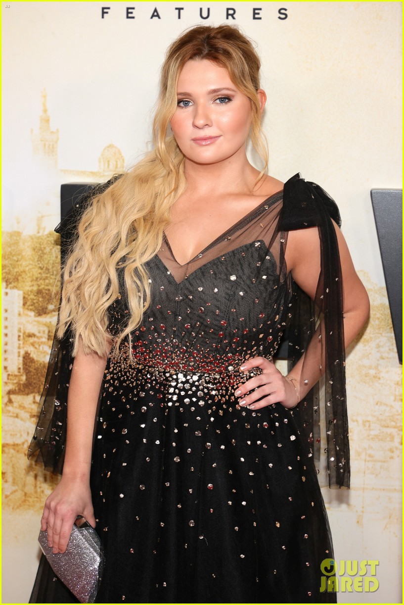 Abigail Breslin Poses With Movie Dad Matt Damon at 'Stillwater' Premiere