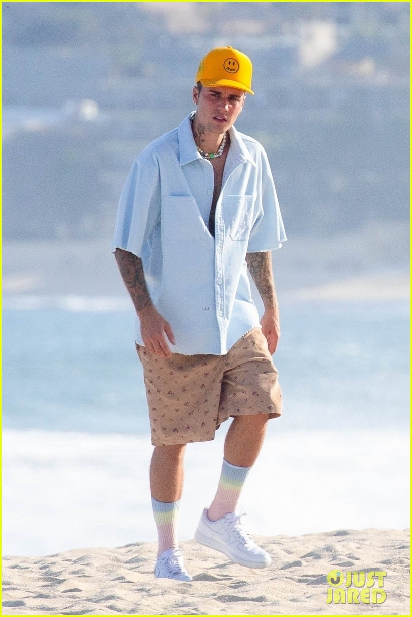 Hailey & Justin Bieber Enjoy a Night with Friends During Their Vacation in Cabo! 