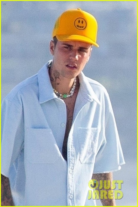 Hailey & Justin Bieber Enjoy a Night with Friends During Their Vacation in Cabo! 