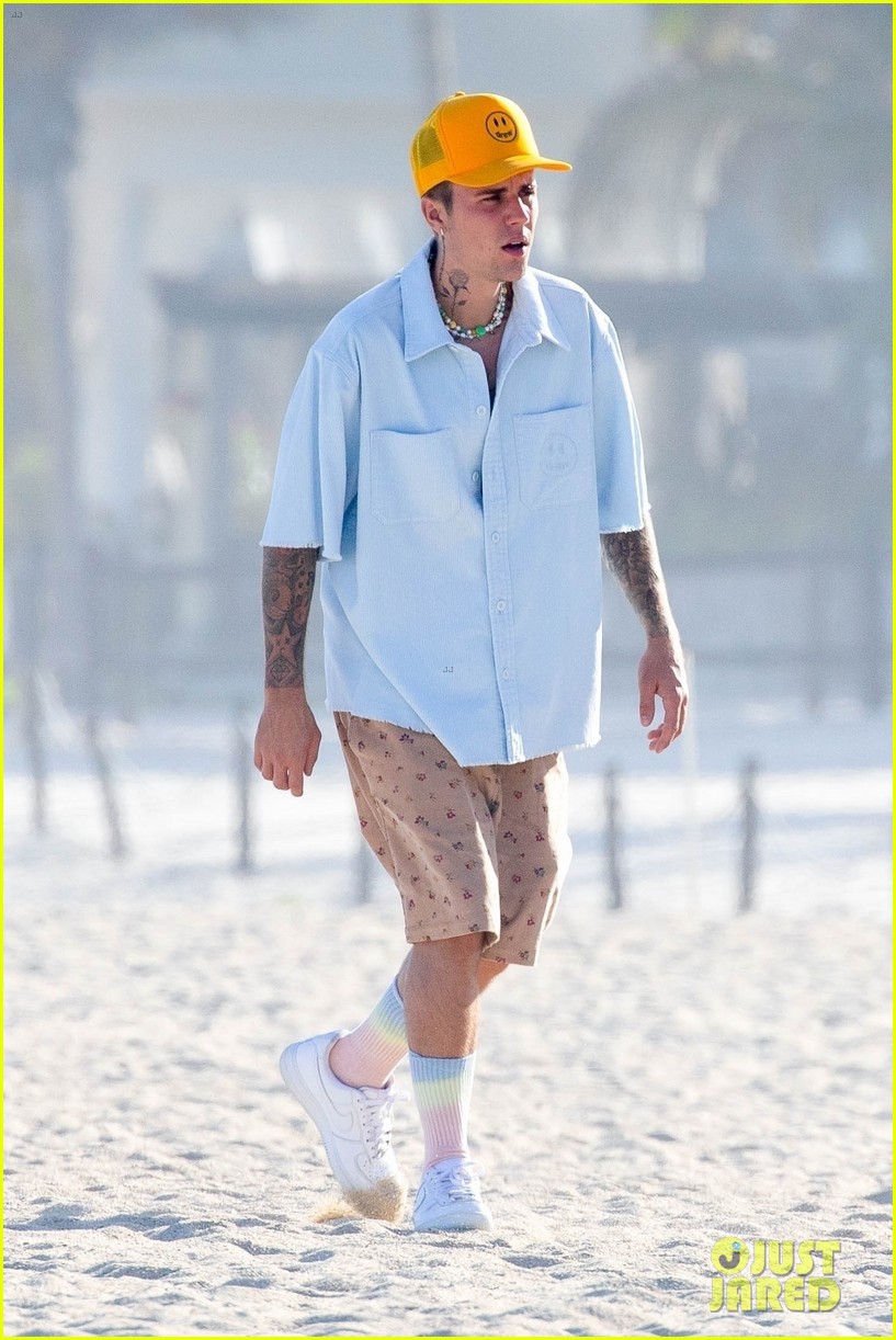 Hailey & Justin Bieber Enjoy a Night with Friends During Their Vacation in Cabo! 