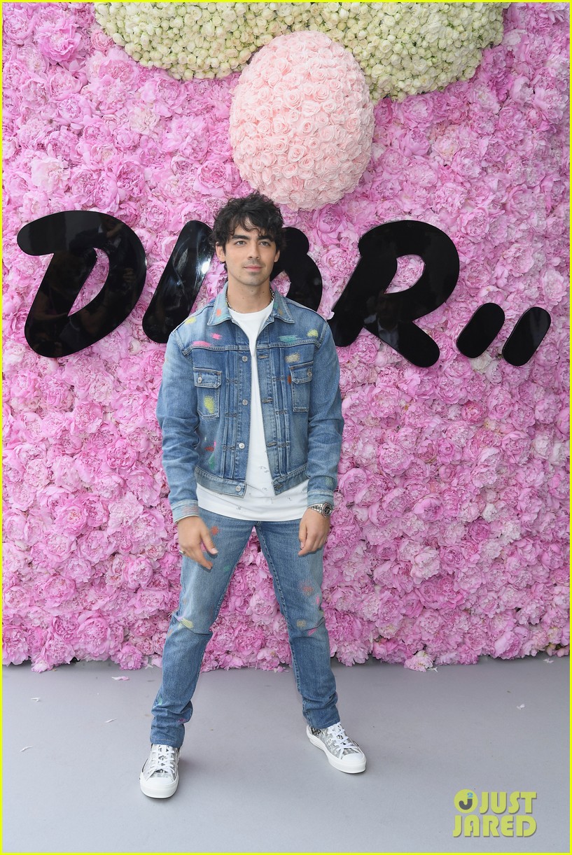 Joe Jonas Reveals The Best Style Advice He's Ever Received & Jonas Brothers' Group Chat Name