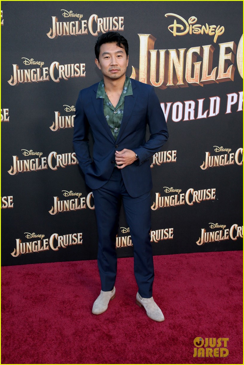 Raphael Alejandro Snaps Selfie With Co-Stars Dwayne Johnson & Emily Blunt at 'Jungle Cruise' Premiere