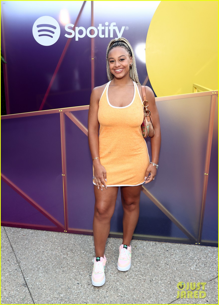 Tate McRae, Dixie D'Amelio & More Celebrate Spotify's New Summer Breakouts Playlist