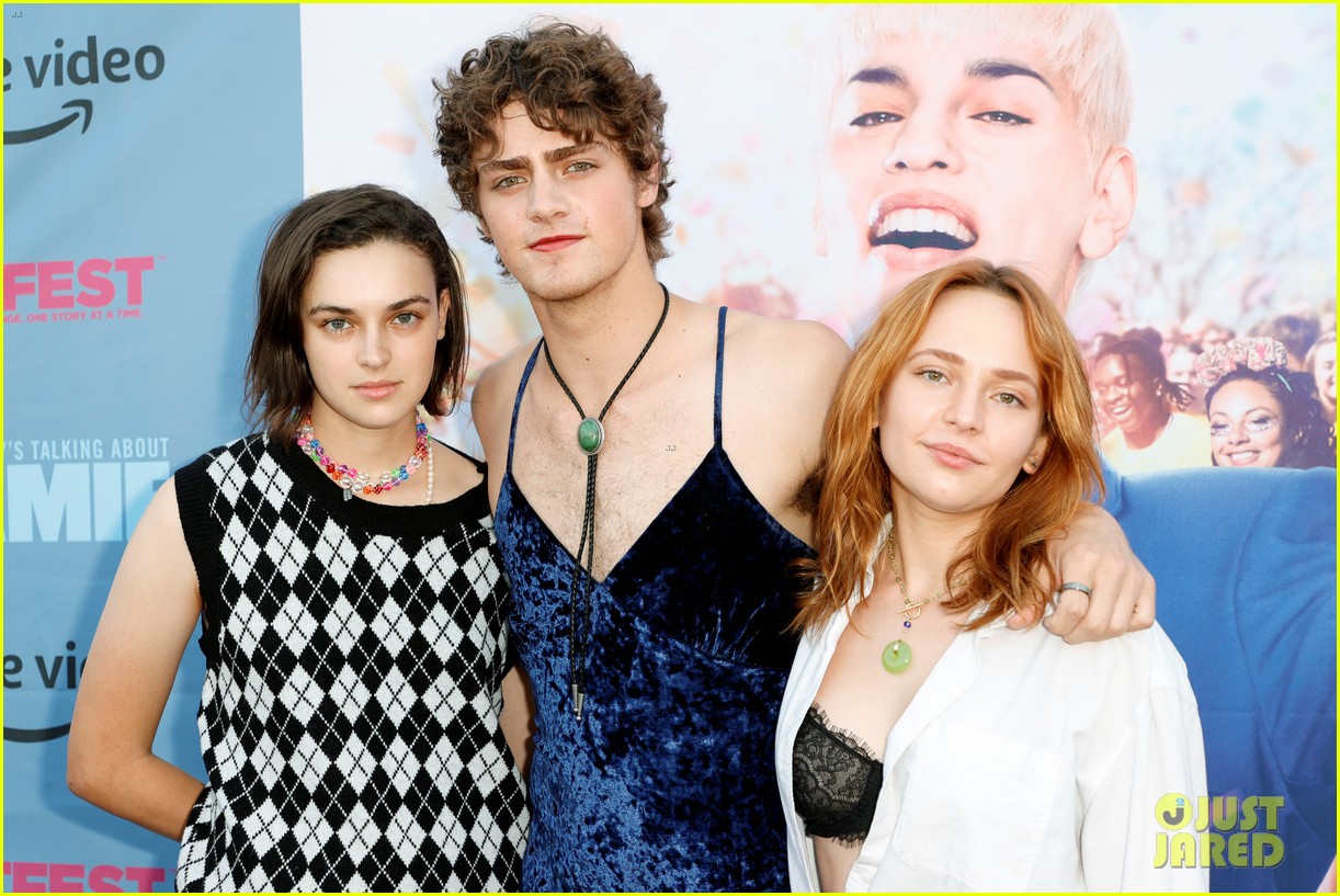 Fin Argus & Garrett Clayton Glam Up For 'Everybody's Talking About Jamie' Premiere