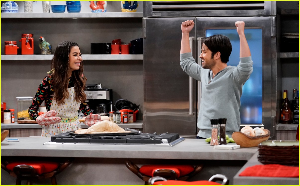 Miranda Cosgrove Cooks Up 'iCarly' Delicacy On This Week's Episode