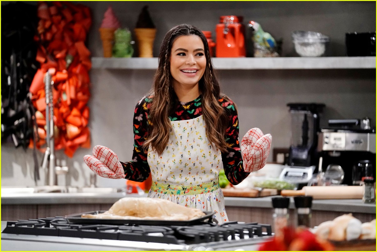 Miranda Cosgrove Cooks Up 'iCarly' Delicacy On This Week's Episode