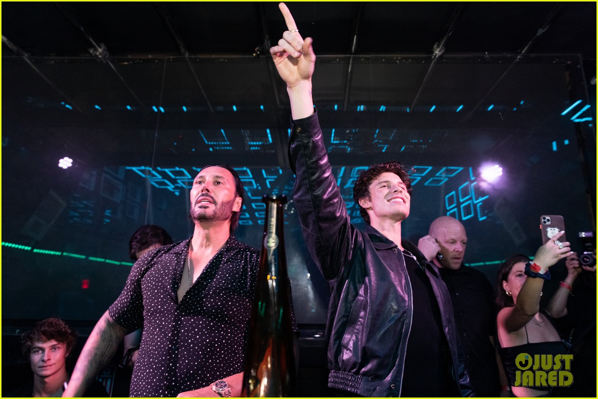 Shawn Mendes Performs His New Song 'Summer of Love' at Clubs in NYC!