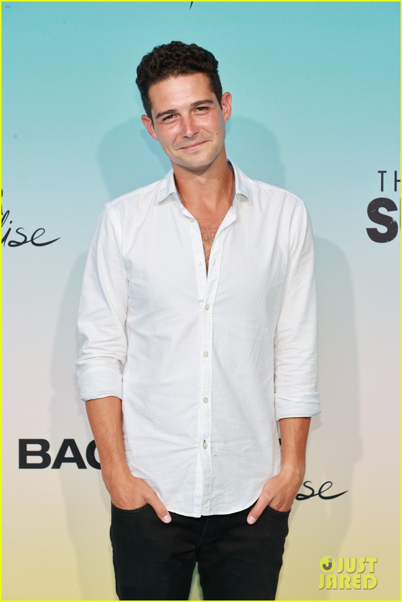 Sarah Hyland & Wells Adams Have Cute Moments at 'Bachelor In Paradise' Premiere