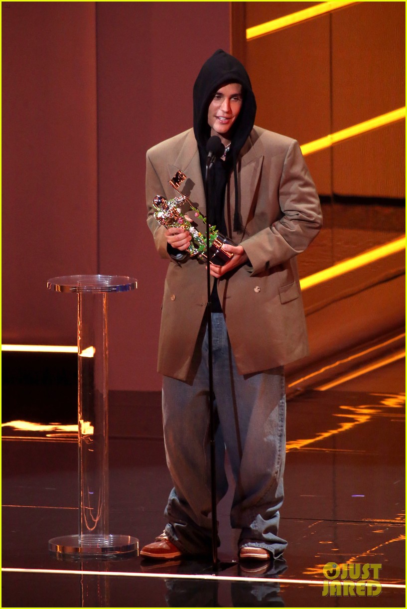Justin Bieber Dressed in Over-Sized Clothing at VMAs 2021 While Hailey Went Chic in Alaia
