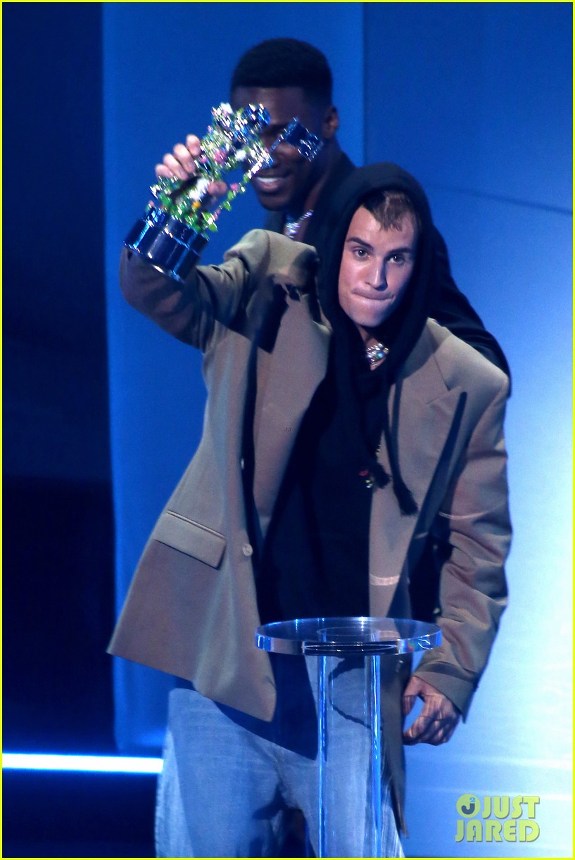 Justin Bieber Dressed in Over-Sized Clothing at VMAs 2021 While Hailey Went Chic in Alaia
