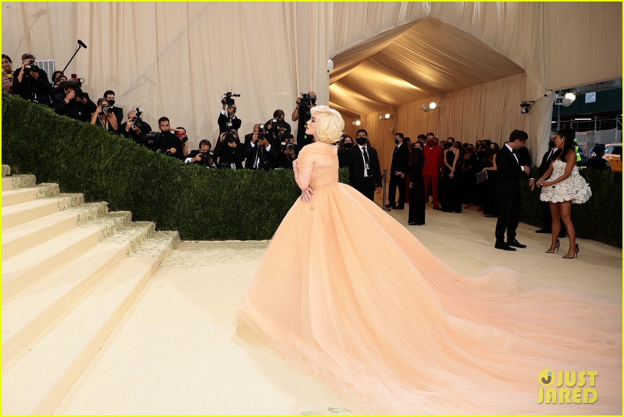 Billie Eilish Needed A Lot of Help With Giant Met Gala 2021 Dress!