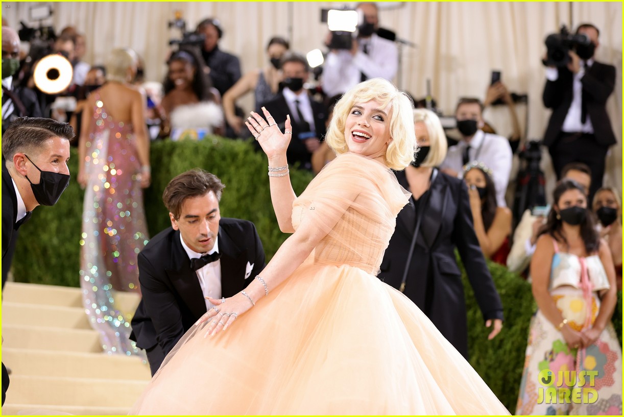 Billie Eilish Needed A Lot of Help With Giant Met Gala 2021 Dress!
