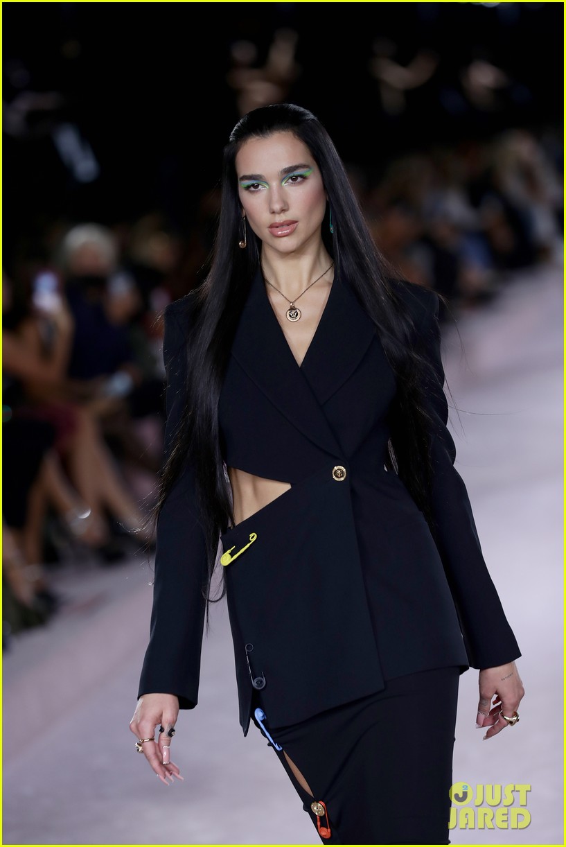 Gigi Hadid & Dua Lipa Hit The Runway For Versace at Milan Fashion Week!