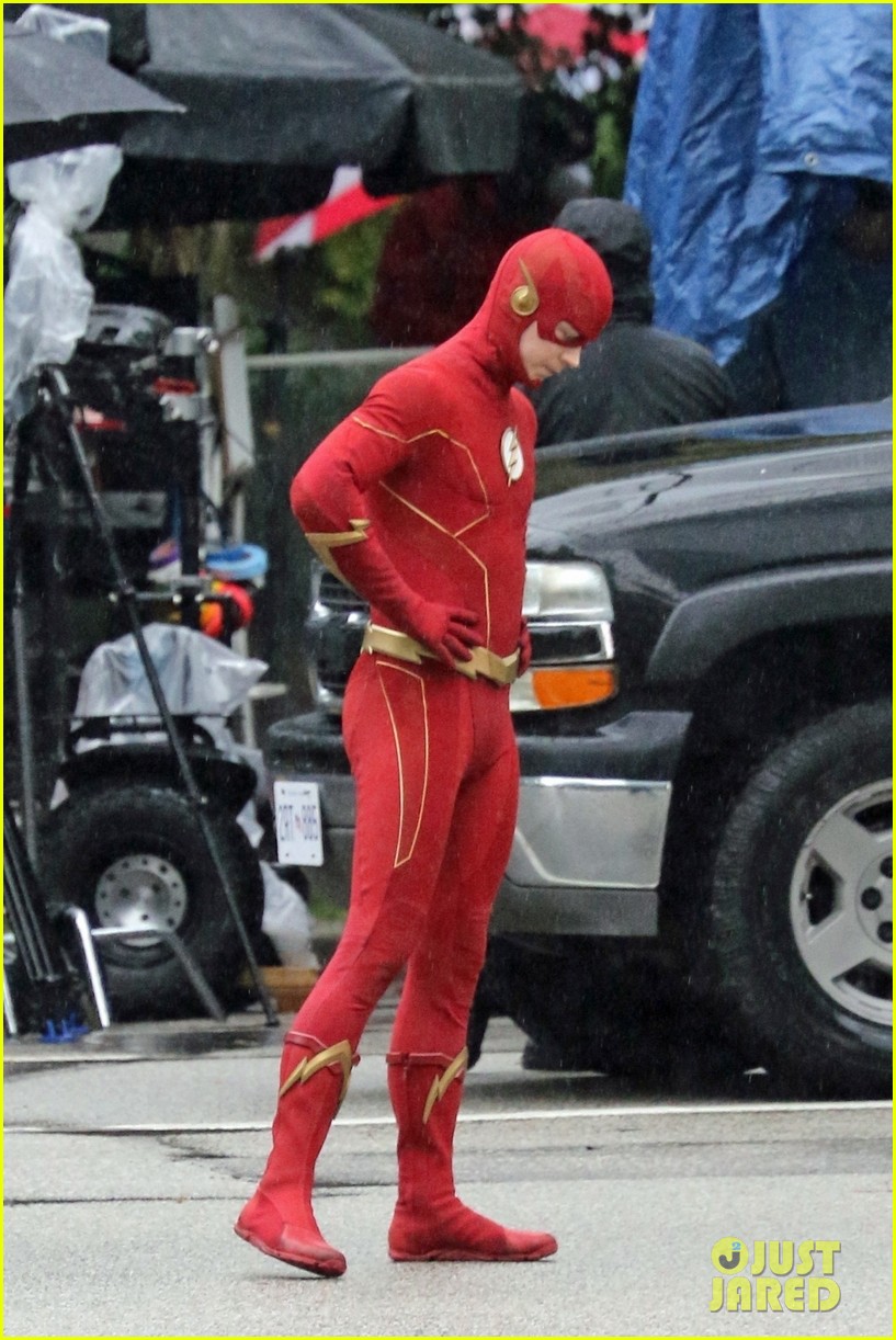 Grant Gustin Photographed On Set For 'The Flash' Season 8 For the First Time!