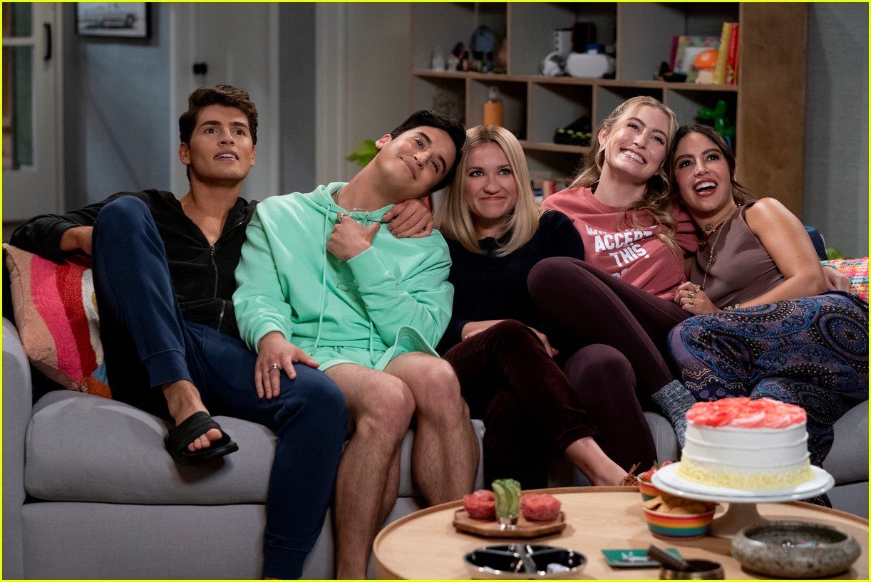 Gregg Sulkin Shows Off Ripped Body In 'Pretty Smart' Trailer with Emily Osment - Watch Now!