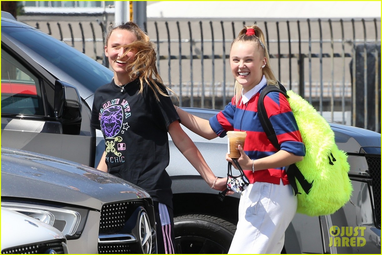 JoJo Siwa Gets a Kiss From Girlfriend Kylie Prew After 'Dancing With the Stars' Rehearsal
