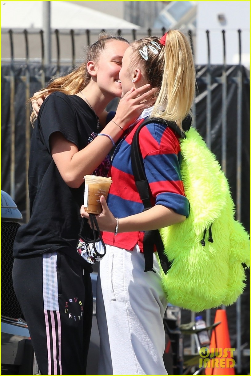 JoJo Siwa Gets a Kiss From Girlfriend Kylie Prew After 'Dancing With the Stars' Rehearsal