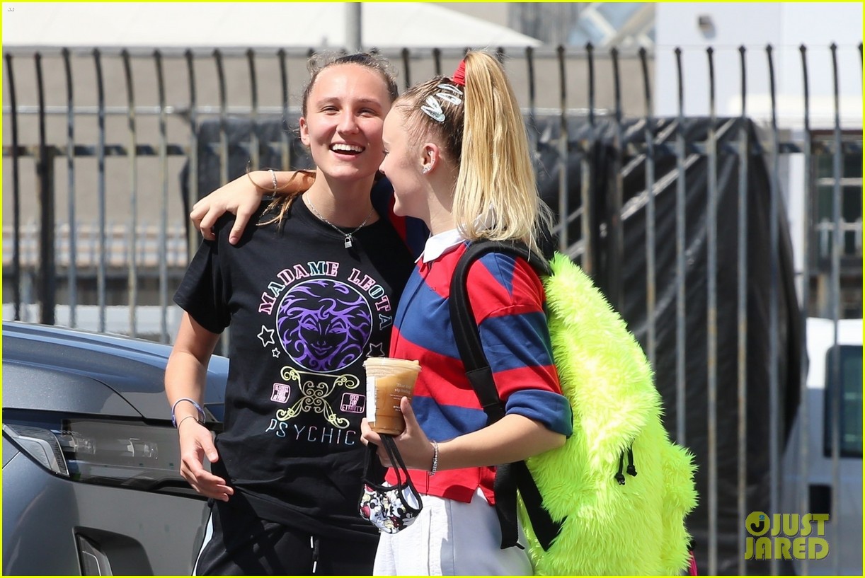 JoJo Siwa Gets a Kiss From Girlfriend Kylie Prew After 'Dancing With the Stars' Rehearsal