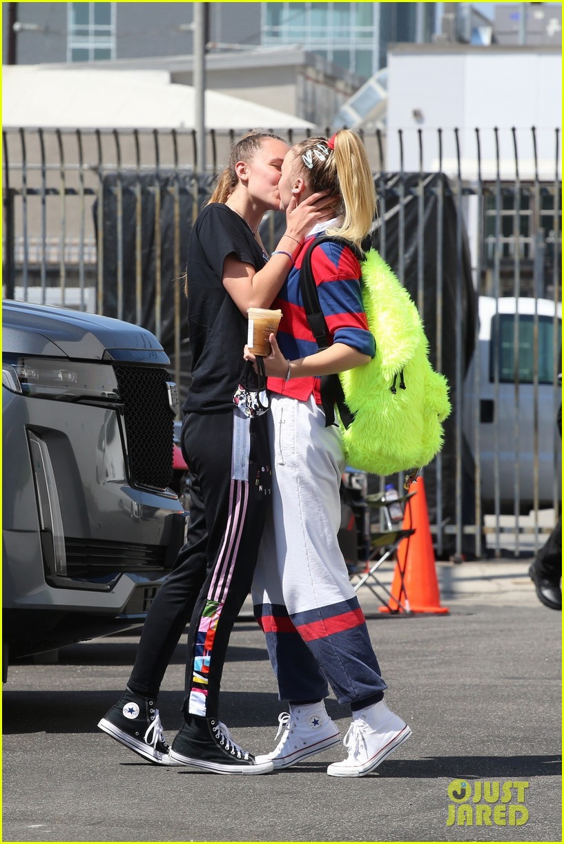 JoJo Siwa Gets a Kiss From Girlfriend Kylie Prew After 'Dancing With the Stars' Rehearsal