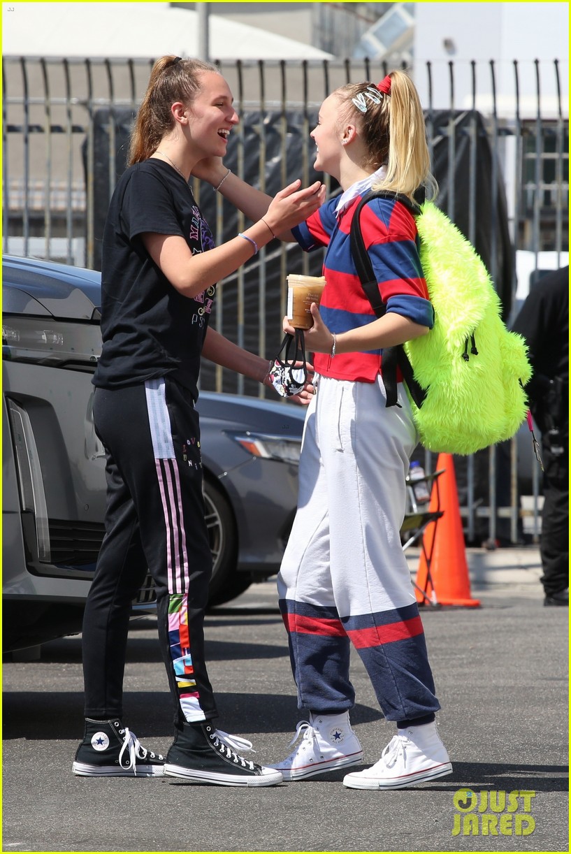 JoJo Siwa Gets a Kiss From Girlfriend Kylie Prew After 'Dancing With the Stars' Rehearsal