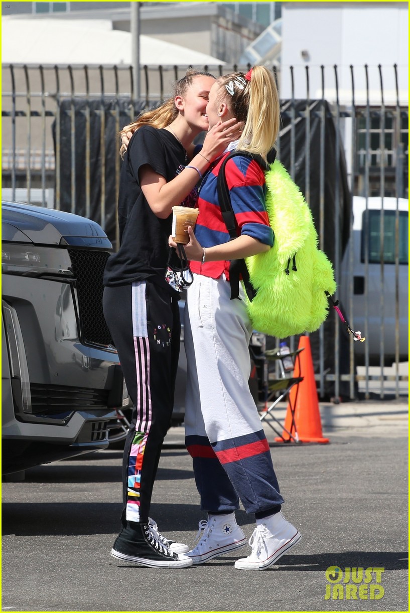 JoJo Siwa Gets a Kiss From Girlfriend Kylie Prew After 'Dancing With the Stars' Rehearsal