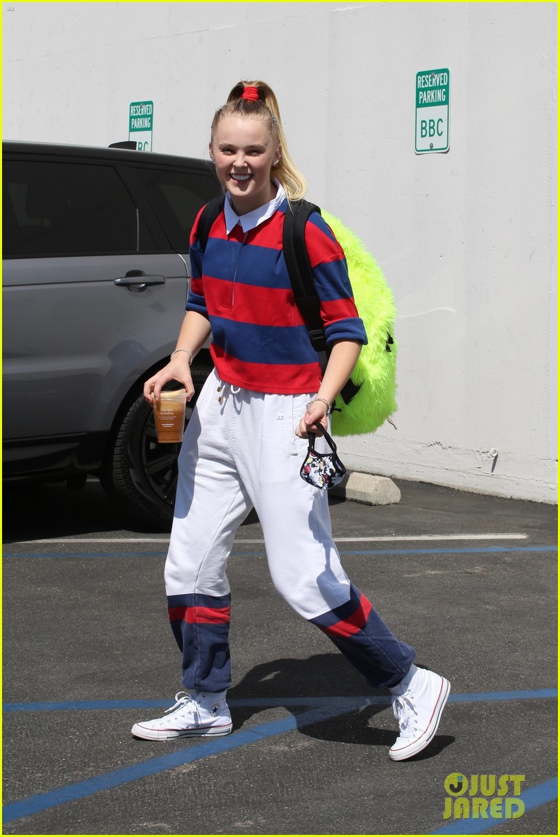 JoJo Siwa Gets a Kiss From Girlfriend Kylie Prew After 'Dancing With the Stars' Rehearsal