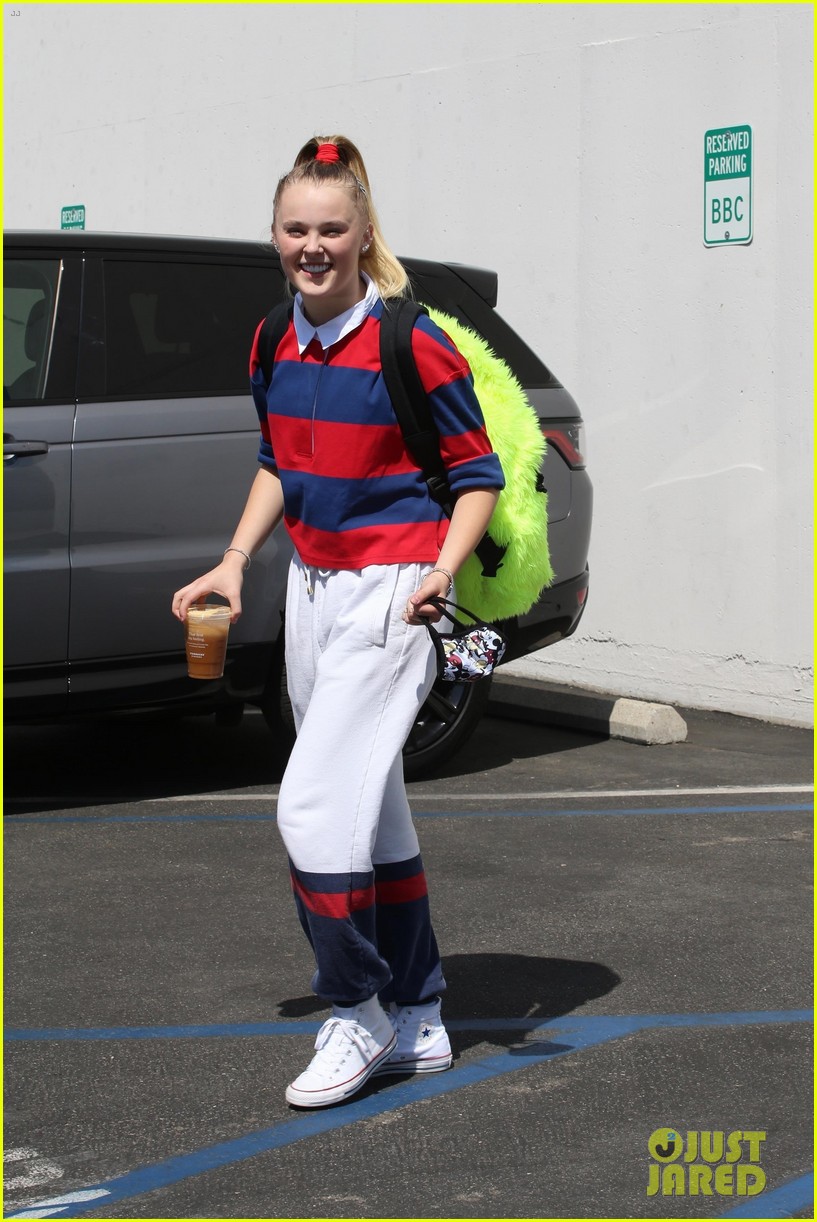 JoJo Siwa Gets a Kiss From Girlfriend Kylie Prew After 'Dancing With the Stars' Rehearsal