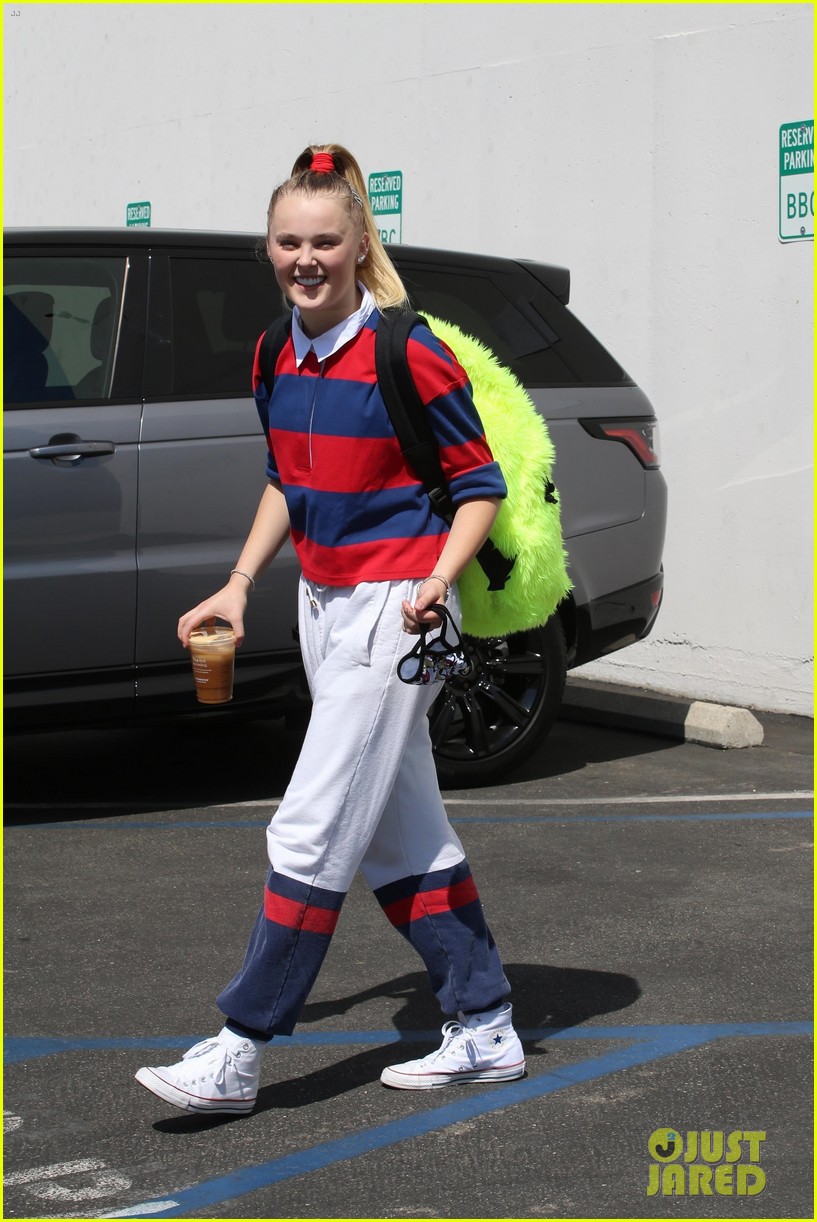 JoJo Siwa Gets a Kiss From Girlfriend Kylie Prew After 'Dancing With the Stars' Rehearsal