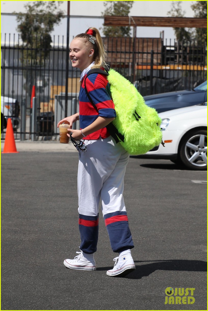 JoJo Siwa Gets a Kiss From Girlfriend Kylie Prew After 'Dancing With the Stars' Rehearsal