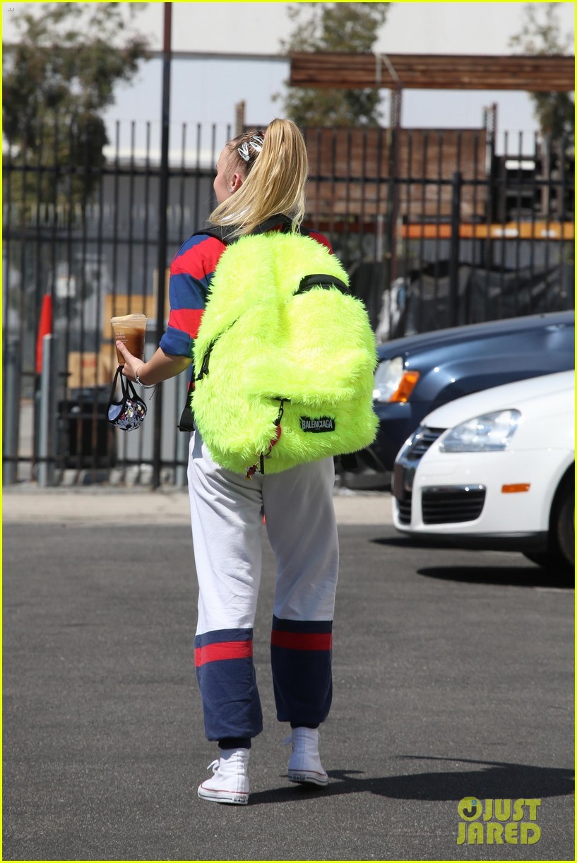 JoJo Siwa Gets a Kiss From Girlfriend Kylie Prew After 'Dancing With the Stars' Rehearsal