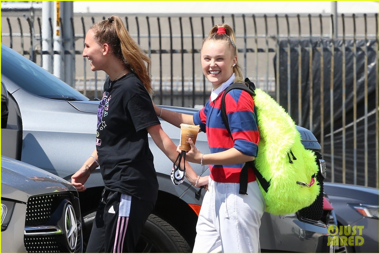 JoJo Siwa Gets a Kiss From Girlfriend Kylie Prew After 'Dancing With the Stars' Rehearsal