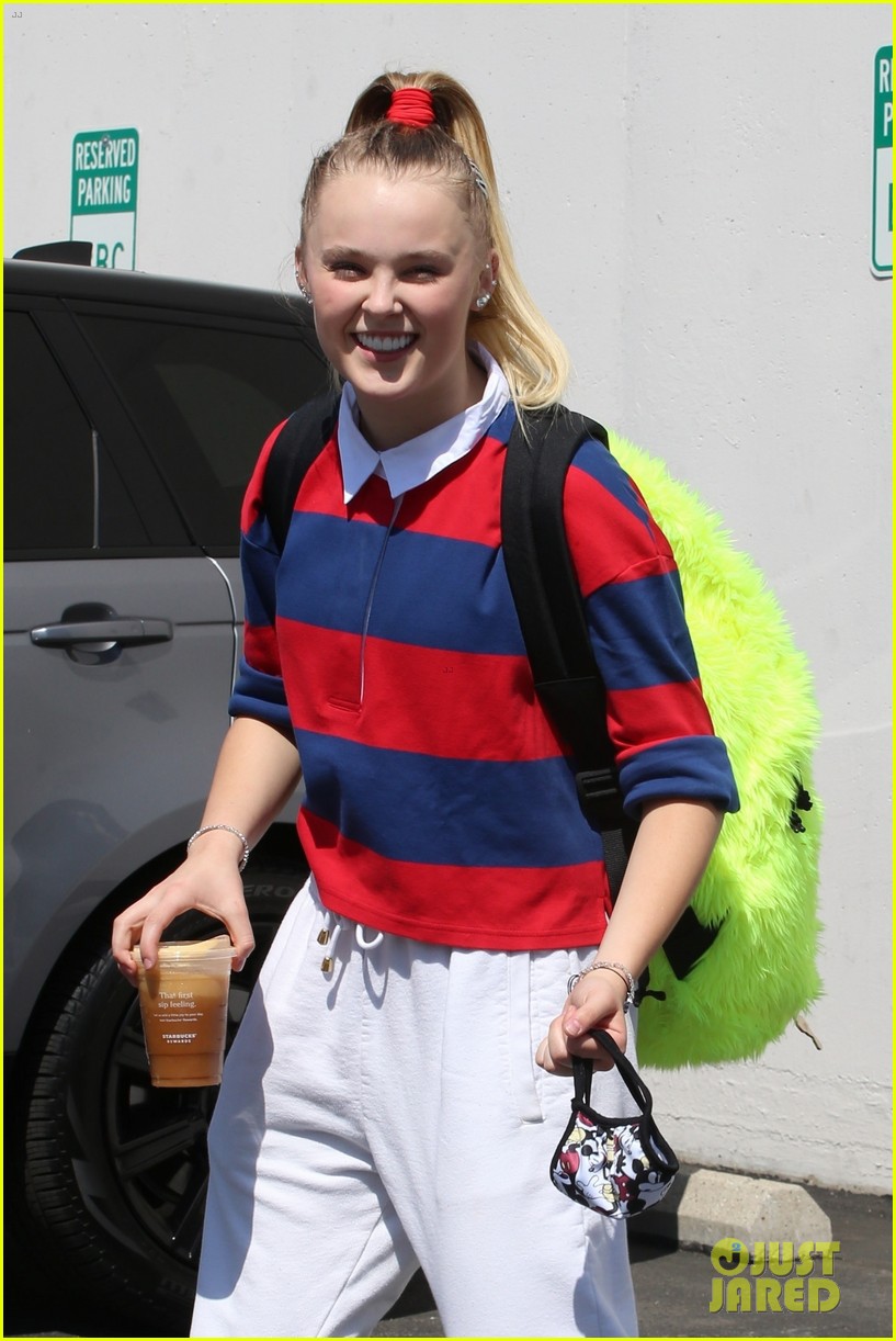 JoJo Siwa Gets a Kiss From Girlfriend Kylie Prew After 'Dancing With the Stars' Rehearsal