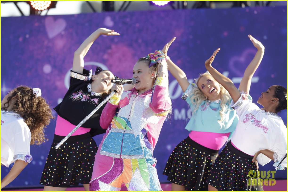 JoJo Siwa Makes Red Carpet Debut With Girlfriend Kylie Prew at 'The J Team' Premiere