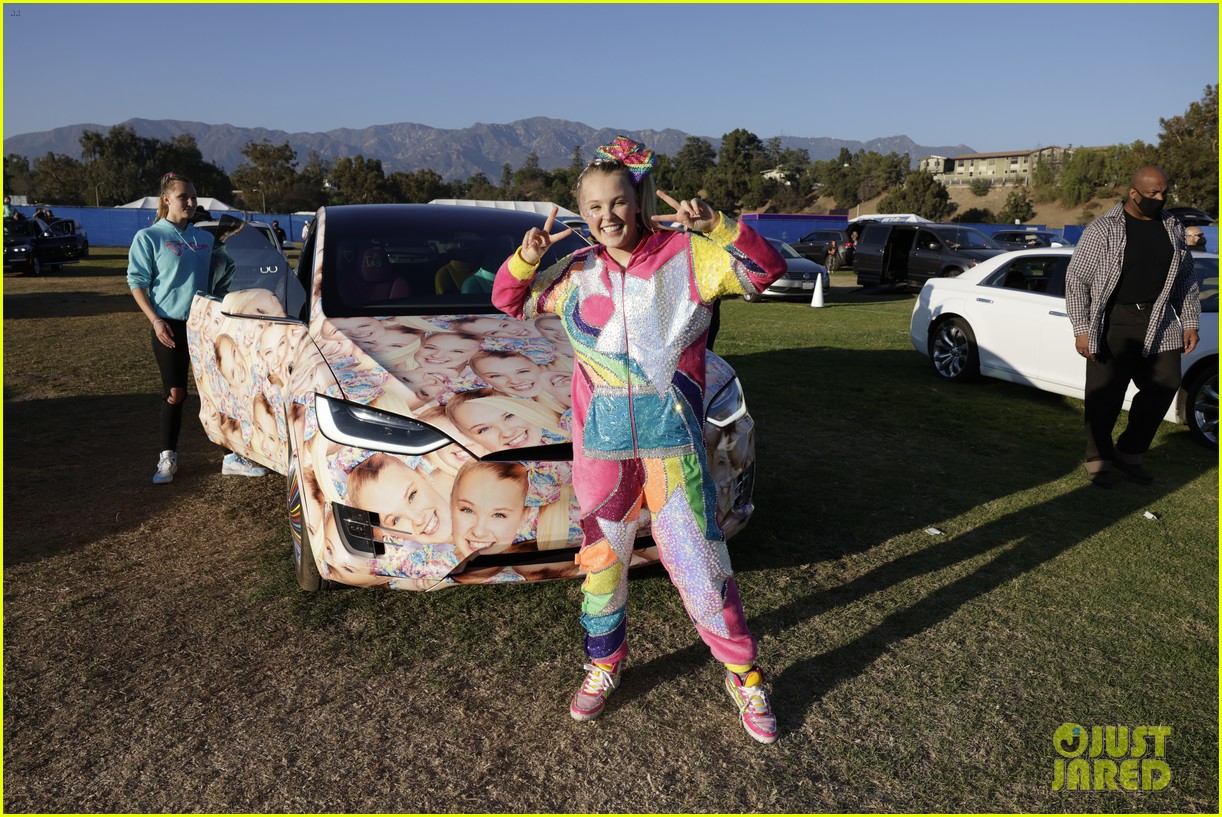 JoJo Siwa Makes Red Carpet Debut With Girlfriend Kylie Prew at 'The J Team' Premiere