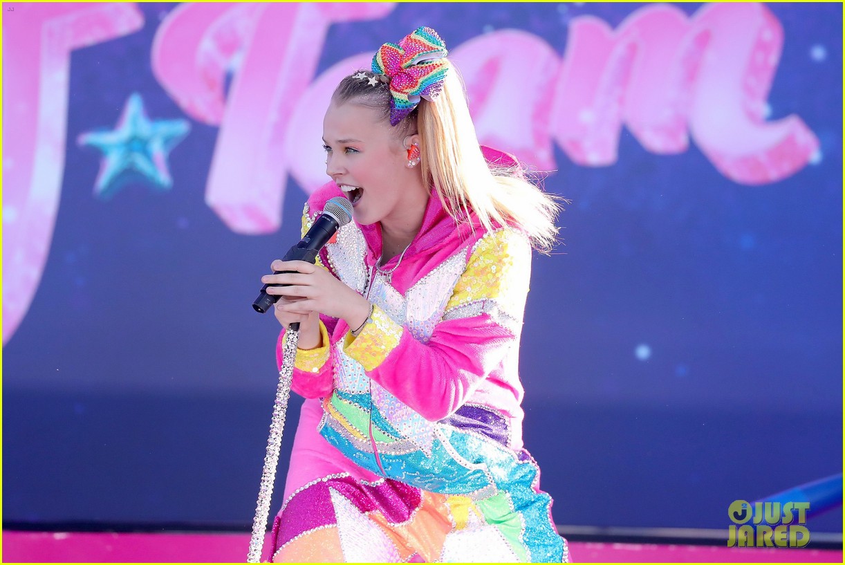 JoJo Siwa Makes Red Carpet Debut With Girlfriend Kylie Prew at 'The J Team' Premiere