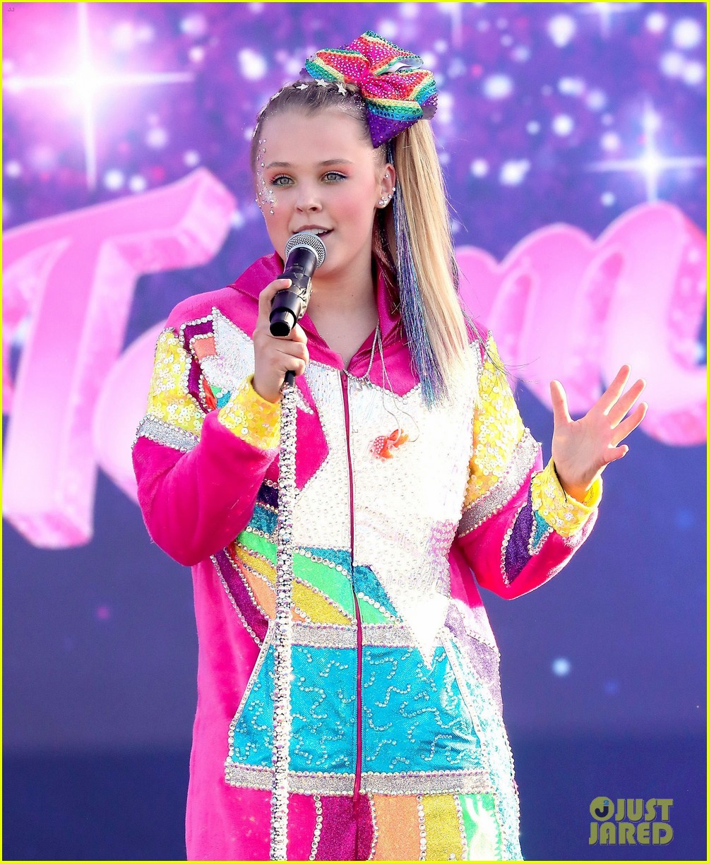 JoJo Siwa Makes Red Carpet Debut With Girlfriend Kylie Prew at 'The J Team' Premiere