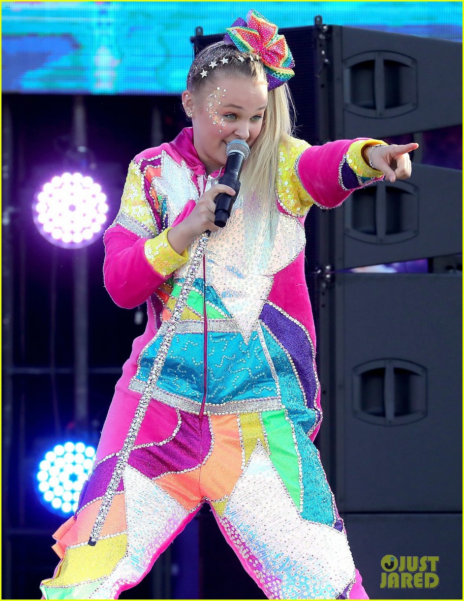 JoJo Siwa Makes Red Carpet Debut With Girlfriend Kylie Prew at 'The J Team' Premiere