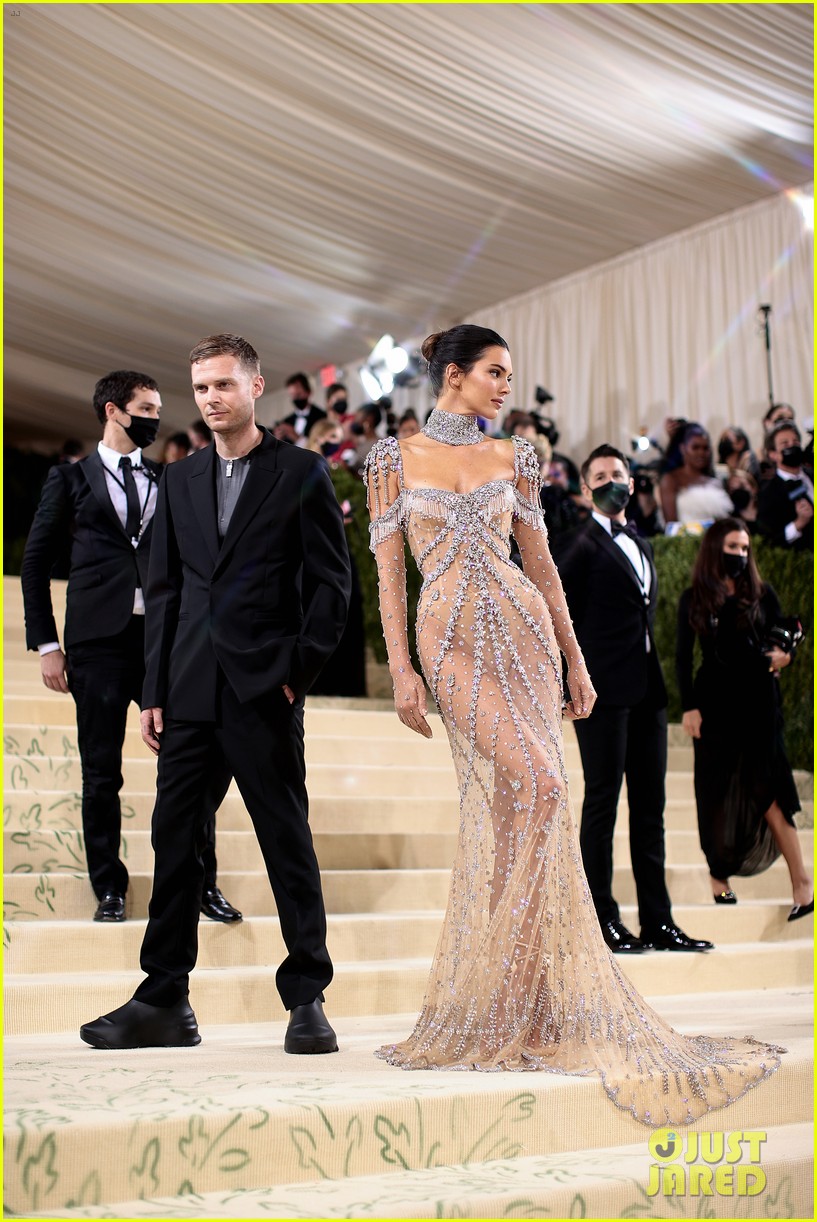 Gigi Hadid Has the Best Reaction to Kendall Jenner at Met Gala 2021